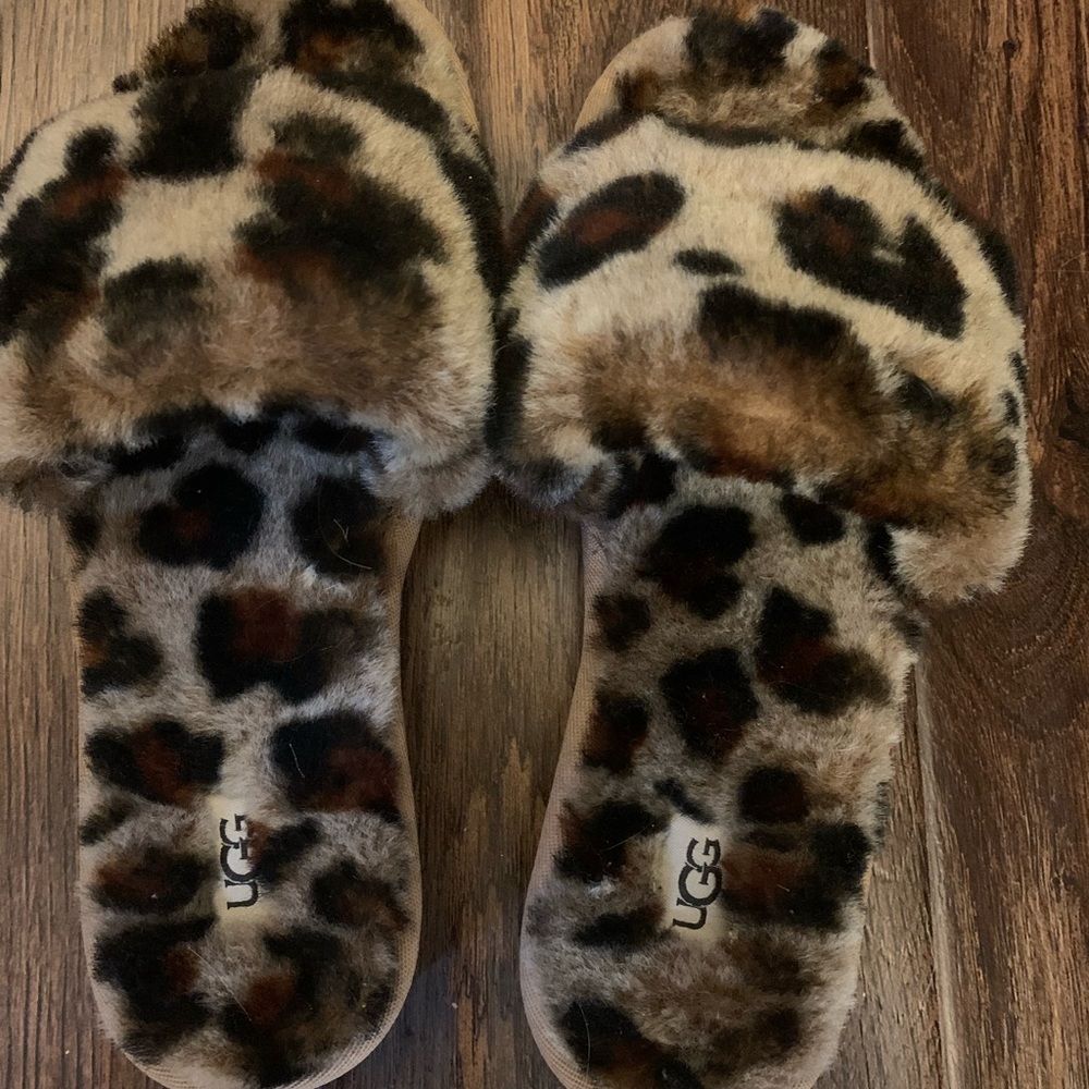 Gently used UGG slide sleepers. Excellent condition. Only used them twice.